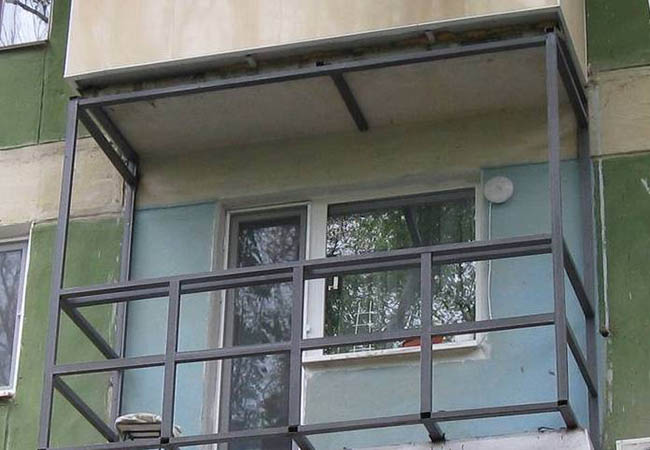 Альтернативное остекление балкона оргстеклом вместо стекла Калининец