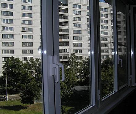 установка пластиковых окон на балконе Калининец